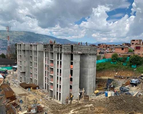 FotografoFoto Alcaldía de Medellín:En un 30% avanza el proyecto habitacional El Triunfo de la Alcaldía de Medellín que beneficiará a 112 familias.
